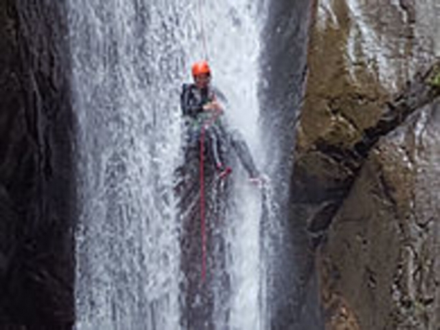  Canyon abseiling 