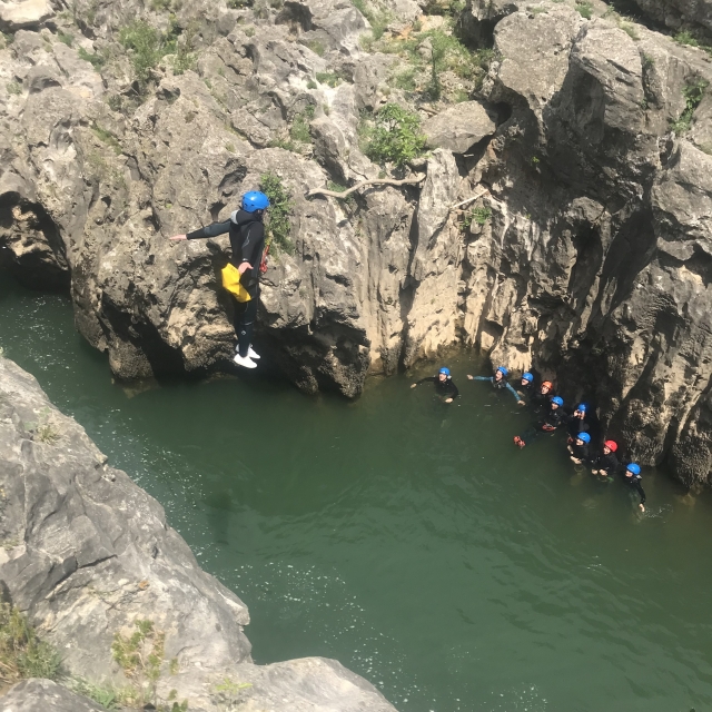 Saut dans les eaux émeraude du canyon
