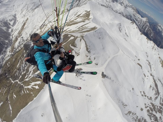 Take advantage of the snow to go paragliding in a unique setting 