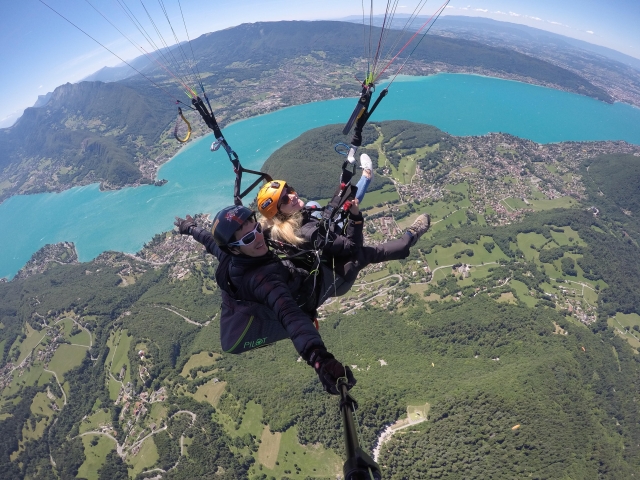  安纳西湖上空滑翔伞飞行 