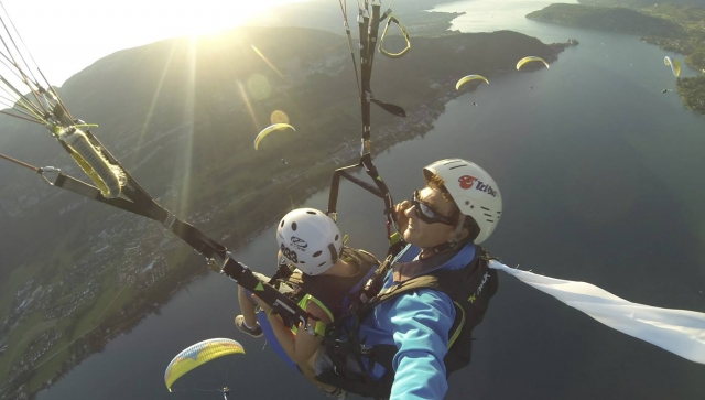  Battesimo del parapendio vicino al lago di Annecy 