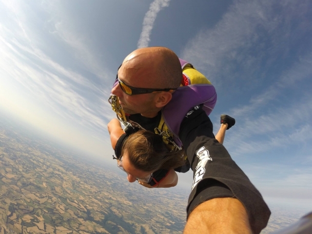 Saut accompagné de parachutiste