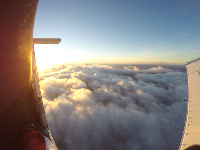 Ouverture de la porte de l'avion