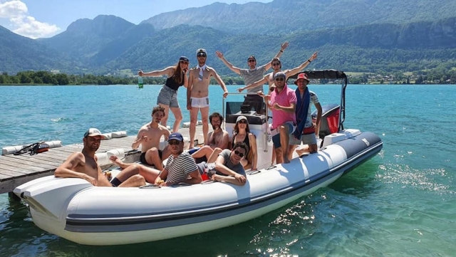  Aluguel de barco com amigos 