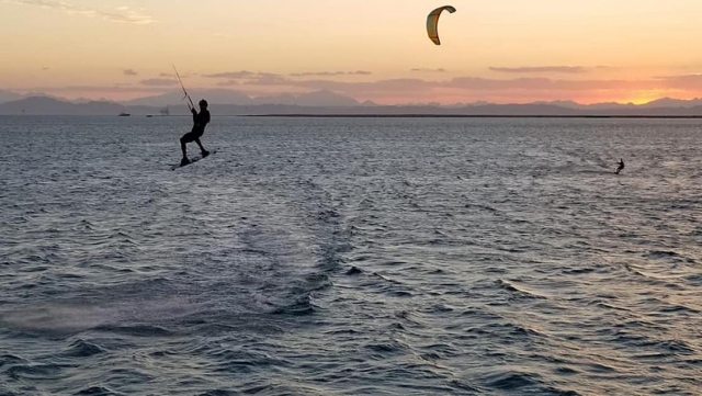  Kitesurf ao entardecer 