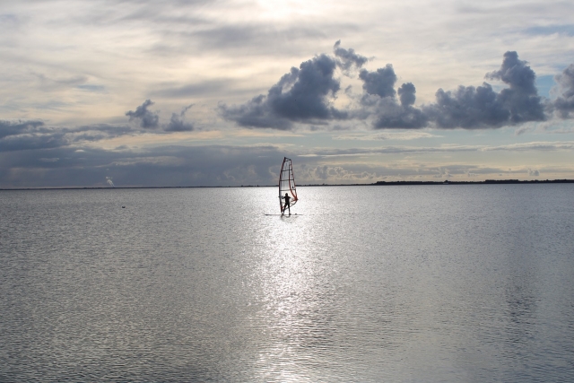 Navigation en windsurf en plein calme