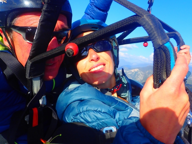  Un autogiro rodado en el cielo del paisaje de Verdon. 