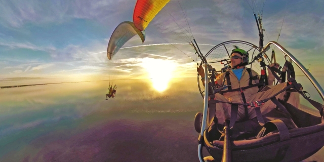  Motorschirm bei Sonnenuntergang 