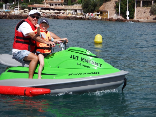  Treinamento para crianças em jet ski elétrico 