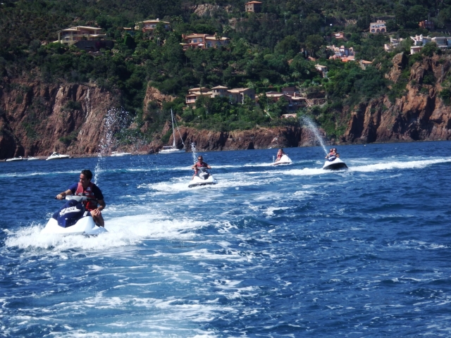  Passeio de jet ski em mar aberto com amigos 