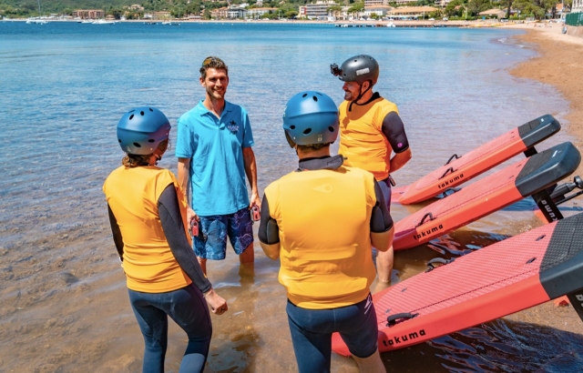  surfista voando sobre a água 