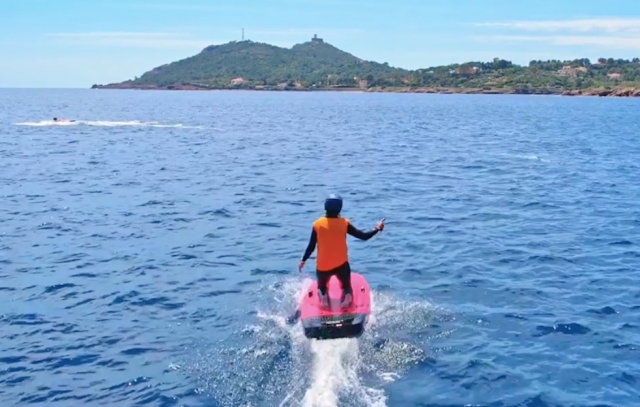  3 surfistas a bordo de seu surf elétrico 