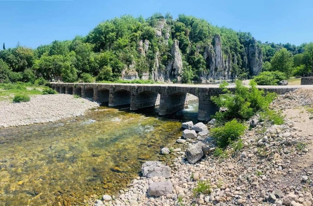  The lake water from the bridge 