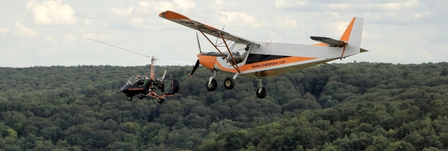 Ulm Multi-axos acima da fôlego vôo de eixo ulm no final do dia