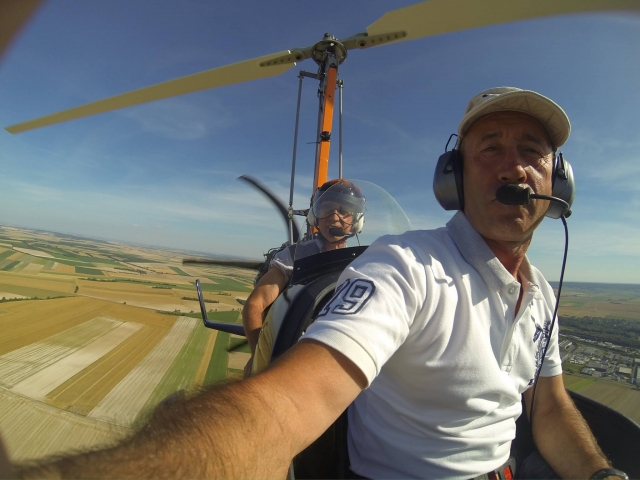 Piloto e participando da sede do passageiro