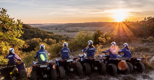  Amici in quad al tramonto 