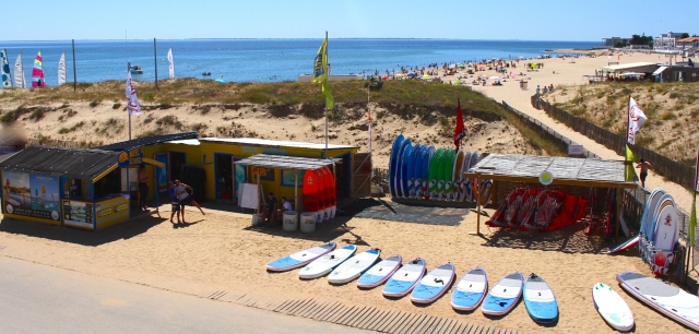  Base de surf de viento en las secciones en el mar 