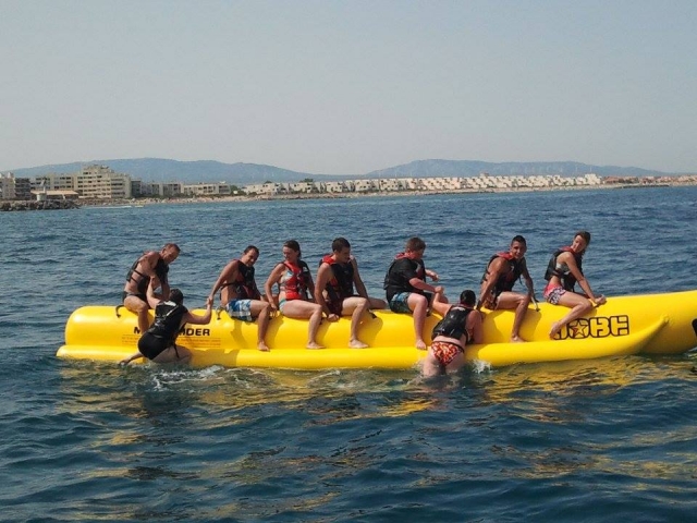 Equipe sur sa bouée banane