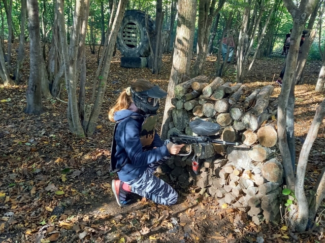  Paintball-Spieler im Wald 