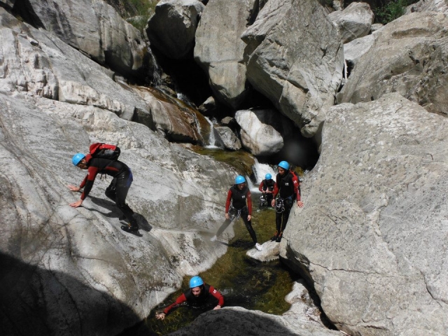 Un groupe en session de canyoning