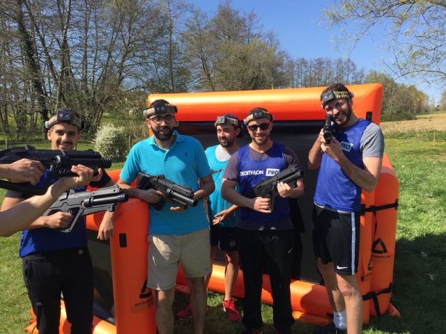 Freunde testen Laser Tag 