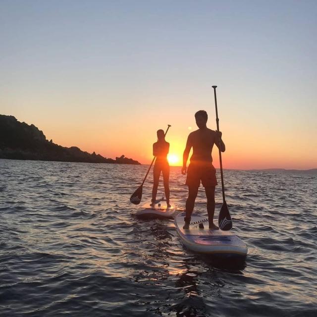 日落时划桨冲浪