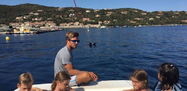 Le moniteur du ski nautique et ses élèves