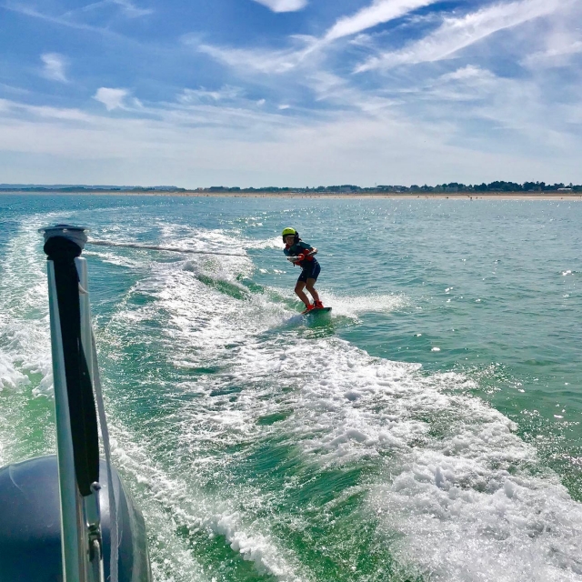Apprentissage du foil par tractage en bateau