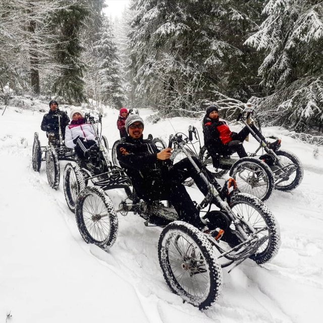  雪地四轮摩托车