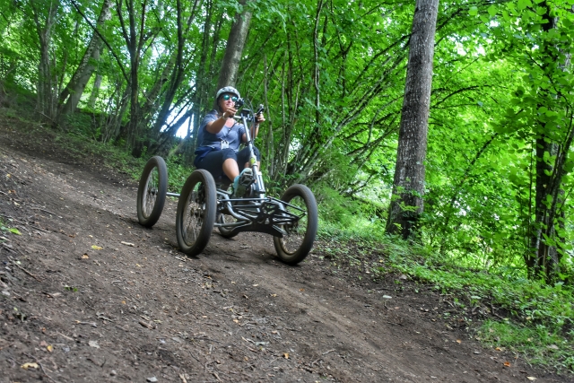  森林四轮摩托车郊游 