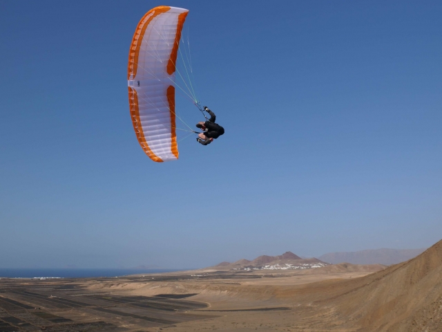 Paragliding in full flight 