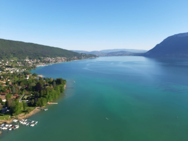 Luftaufnahme des Sees von Annecy 