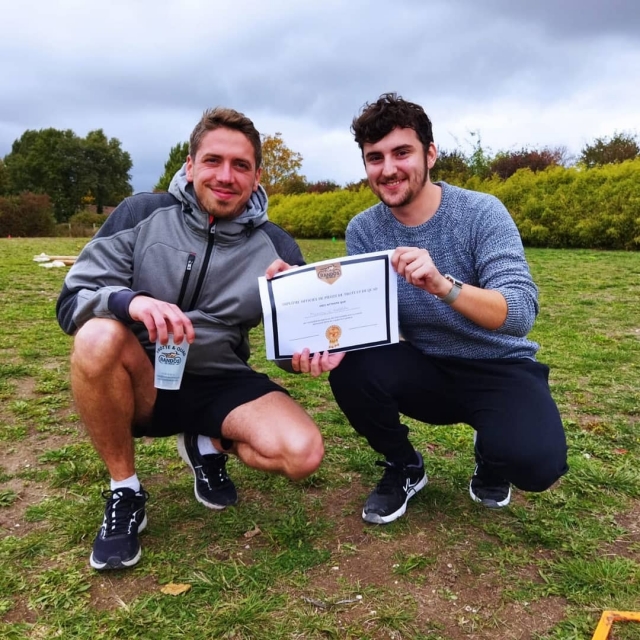  Diploma de piloto en mano 