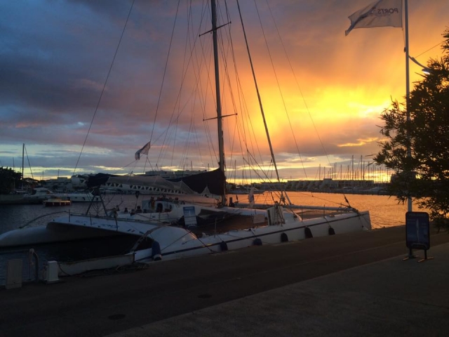  Catamarano al tramonto 