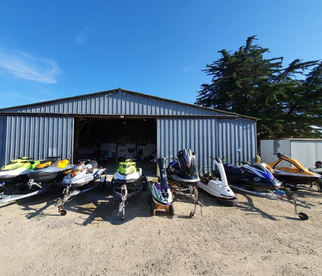  Viele Jetskis verfügbar 