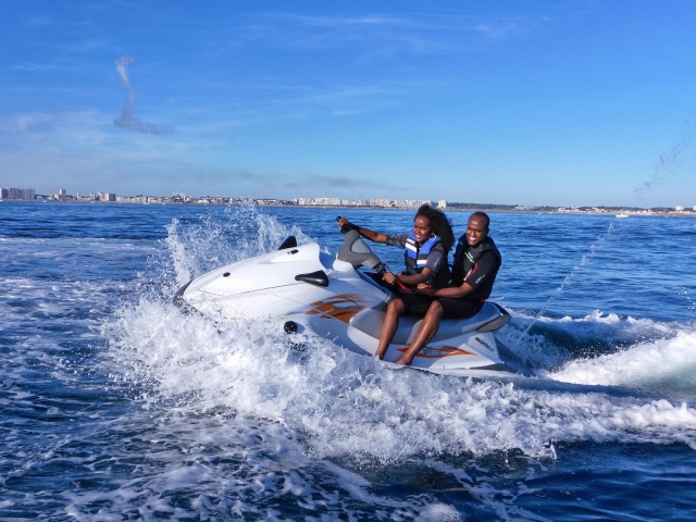 Sables d'Olonne 海滩前的摩托艇之旅 