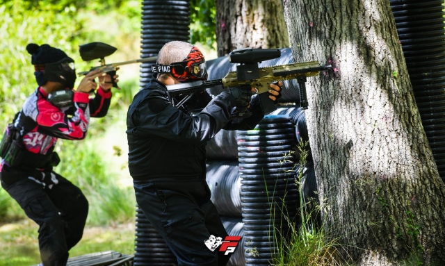  森林中的彩弹射击 