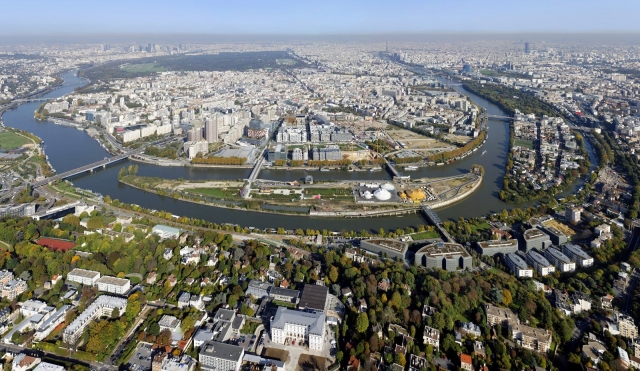  Helicopter flight over Paris 