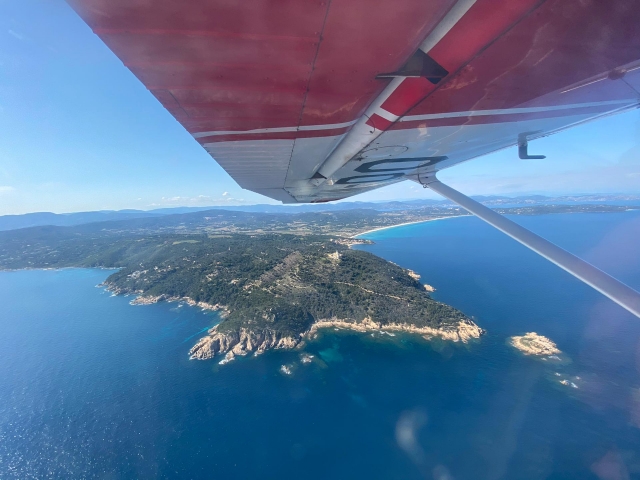 Voyez l'étendue des eaux turquoise de la Méditerrannée