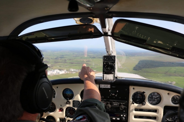  Pilota privato nel suo elicottero 