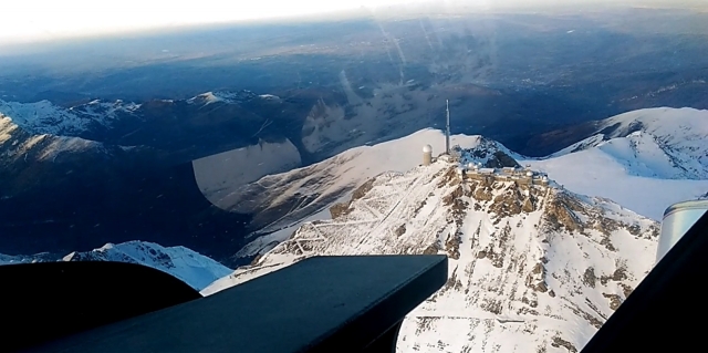 Survol des montagnes en hiver