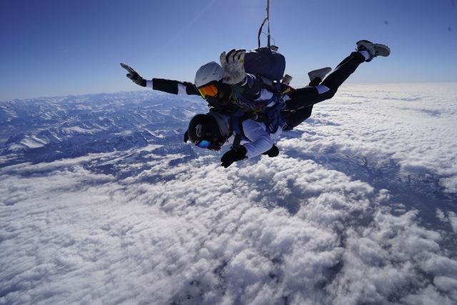  Volo con il paracadute sopra le nuvole 