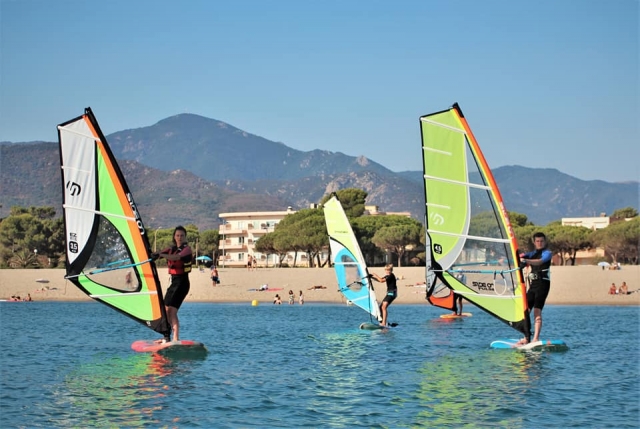  Windsurfing with friends 