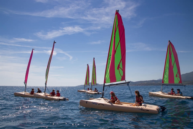  Group outing aboard catamarans 