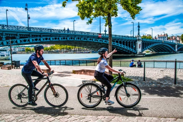 沿着水边骑电动自行车 