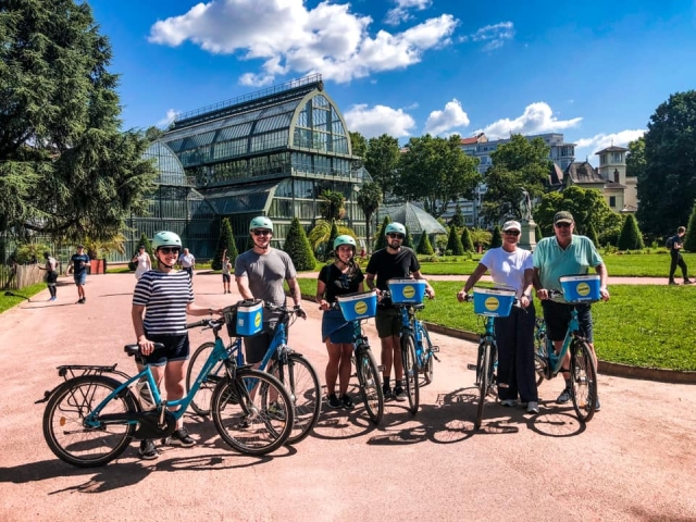  骑山地自行车团体郊游 