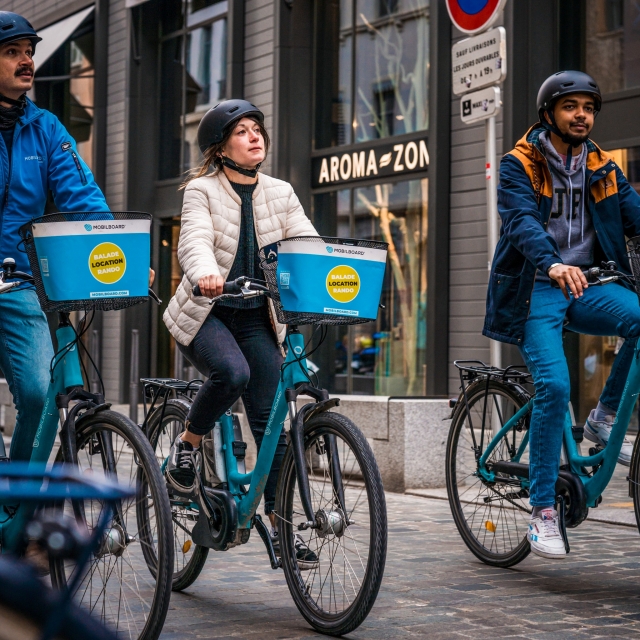  骑电动自行车探索里昂的街道 