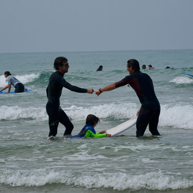 Surf instructors 