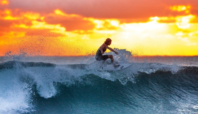  Surf-Session in der Abenddämmerung 