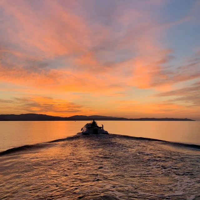  Bootsfahrt bei Sonnenuntergang 
